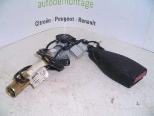 Gebruikte Veiligheidsgordel Insteek links-voor Renault Kangoo (KC) 1.9 D 65 Prijs op aanvraag aangeboden door Snuverink Autodemontage