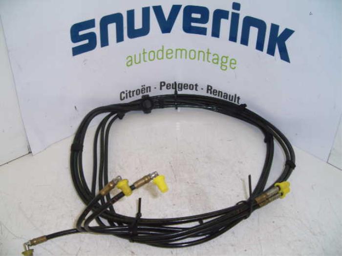 Gebruikte Leiding (diversen) Renault Megane II CC (EM) 1.6 16V Prijs € 10,33 Margeregeling aangeboden door Snuverink Autodemontage