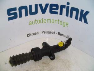 Gebruikte Koppeling Hulp Cilinder Peugeot 807 2.2 16V Prijs € 30,00 Margeregeling aangeboden door Snuverink Autodemontage