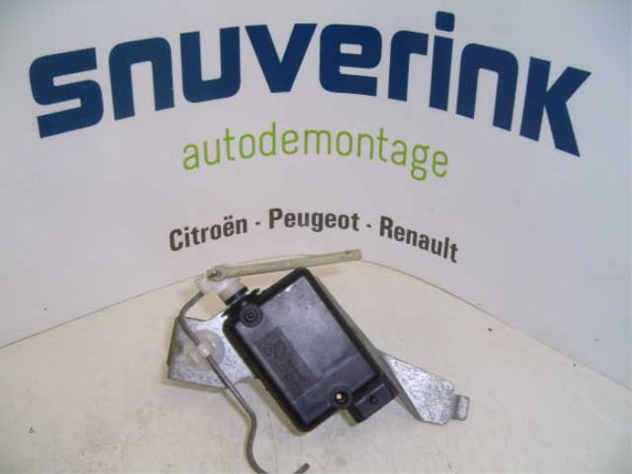 Portiervergrendelings Motor van een Renault Megane (EA) 1.6i 1998