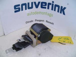 Gebruikte Veiligheidsgordel midden-achter Renault Scénic II (JM) 2.0 16V Prijs op aanvraag aangeboden door Snuverink Autodemontage