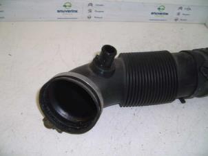 Gebruikte Luchtmassameter Alfa Romeo 147 (937) 1.6 HP Twin Spark 16V Prijs € 10,33 Margeregeling aangeboden door Snuverink Autodemontage