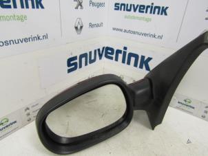 Gebruikte Spiegel Buiten links Renault Clio II (BB/CB) 1.4 Prijs € 10,33 Margeregeling aangeboden door Snuverink Autodemontage