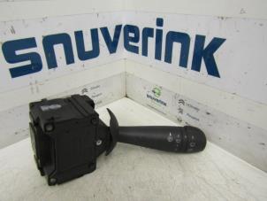 Gebruikte Ruitenwis Schakelaar Dacia Dokker (0S) 1.2 TCE 16V Prijs € 24,98 Margeregeling aangeboden door Snuverink Autodemontage