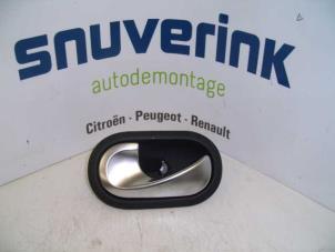 Gebruikte Deurgreep 4Deurs links-achter Renault Twingo III (AH) 1.0 SCe 70 12V Prijs € 15,00 Margeregeling aangeboden door Snuverink Autodemontage