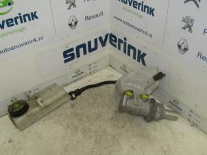 Gebruikte Hoofdremcilinder Peugeot 308 CC (4B) 1.6 16V THP 155 Prijs € 44,99 Margeregeling aangeboden door Snuverink Autodemontage