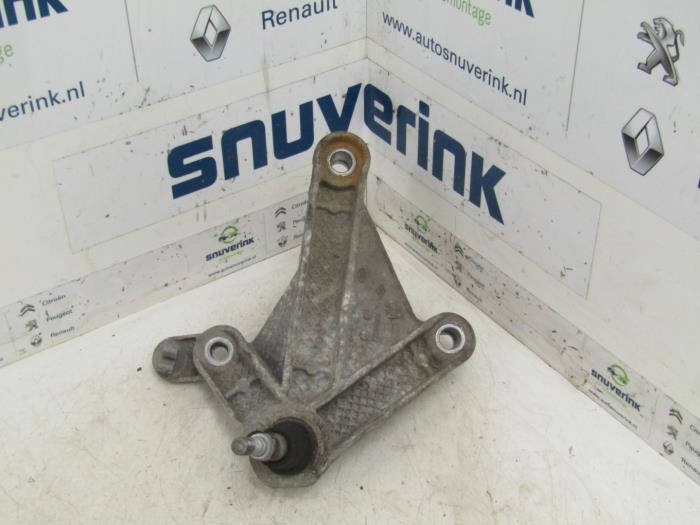 Gebruikte Versnellingsbak Steun Renault Clio III (BR/CR) 1.2 16V 75 Prijs € 25,00 Margeregeling aangeboden door Snuverink Autodemontage