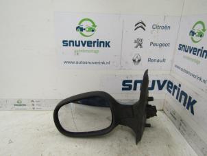 Gebruikte Spiegel Buiten links Renault Clio II (BB/CB) 1.6 16V Prijs € 10,33 Margeregeling aangeboden door Snuverink Autodemontage