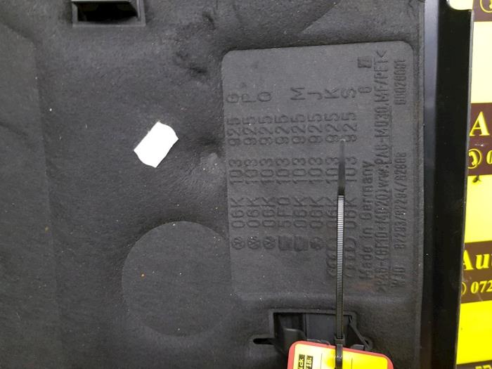 Afdekplaat motor van een Volkswagen Golf 2016