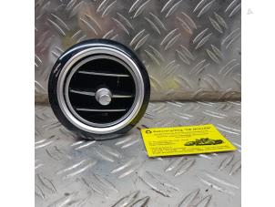 Gebruikte Luchtrooster Dashboard Mercedes E Estate (S213) E-220d 2.0 Turbo 16V Prijs € 60,50 Inclusief btw aangeboden door de Nollen autorecycling