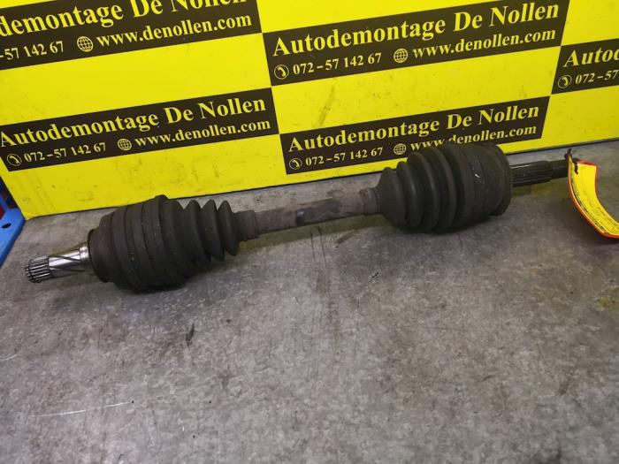 Gebruikte Steekas links-voor Opel Corsa B (73/78/79) 1.2i 16V Prijs € 32,00 Margeregeling aangeboden door autodemontage denollen