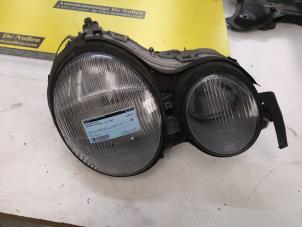 Gebruikte Rechter Koplamp Mercedes E Combi (S210) 2.0 E-200 16V Prijs € 40,00 Margeregeling aangeboden door de Nollen autorecycling