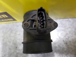 Gebruikte Luchtmassameter Opel Zafira (F75) 2.0 DTI 16V Prijs € 50,00 Margeregeling aangeboden door de Nollen autorecycling
