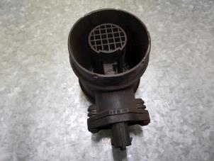 Gebruikte Luchthoeveelheidsmeter Opel Astra G (F08/48) 2.0 DTi 16V Prijs € 50,00 Margeregeling aangeboden door de Nollen autorecycling