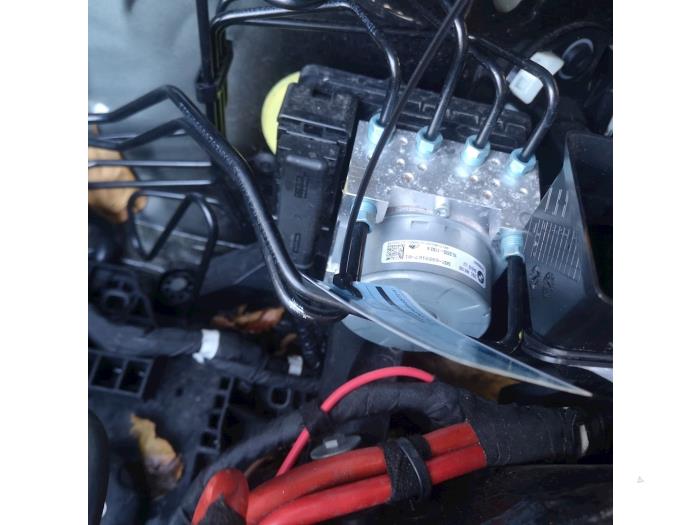 ABS Pomp van een MINI Mini (F56) 1.5 12V Cooper 2017