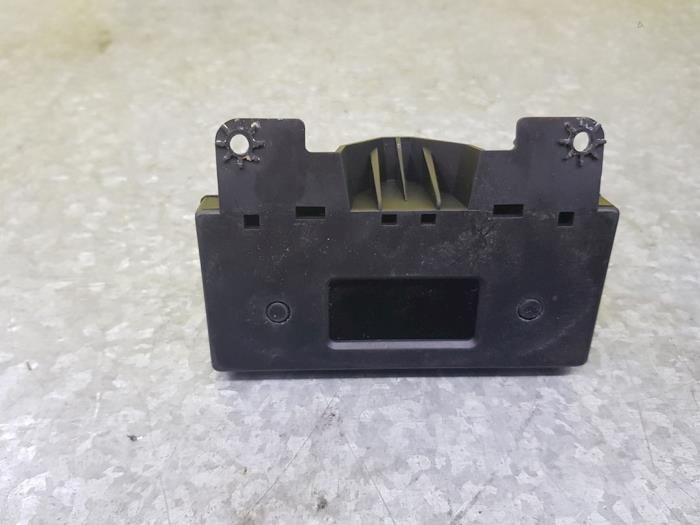 Gebruikte Display Interieur Peugeot 206 (2A/C/H/J/S) 1.1 XN,XR Prijs € 22,00 Margeregeling aangeboden door autodemontage denollen