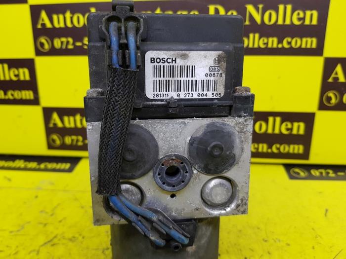 ABS Pomp van een Nissan Almera Tino (V10M) 1.8 16V 2003