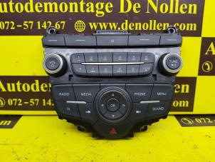 Gebruikte Radiobedienings paneel Ford C-Max (DXA) 1.0 Ti-VCT EcoBoost 12V 100 Prijs € 181,50 Inclusief btw aangeboden door de Nollen autorecycling