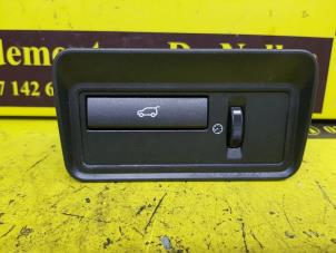 Gebruikte Schakelaar achterklep Landrover Range Rover Evoque (LVJ/LVS) 2.2 eD4 16V 5-drs. Prijs € 68,00 Margeregeling aangeboden door de Nollen autorecycling