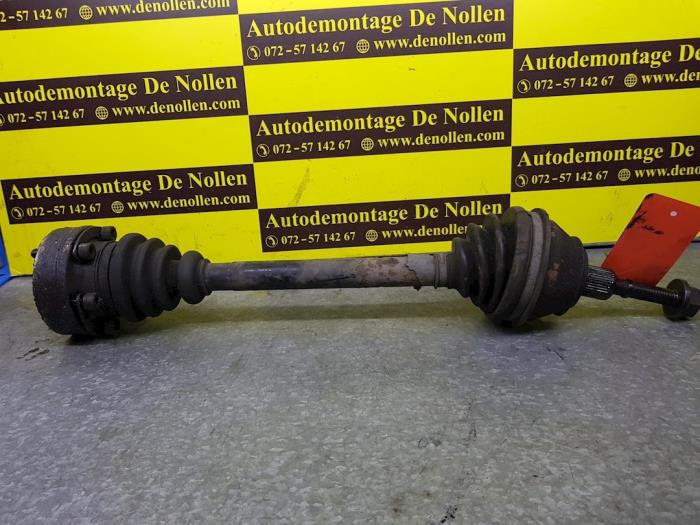 Gebruikte Aandrijfas links-voor Volkswagen Transporter/Caravelle T4 2.4 D Prijs € 32,00 Margeregeling aangeboden door autodemontage denollen
