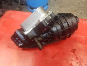 Gebruikte Oliefilterhuis Volkswagen Multivan T5 (7E/7HC/7HF/7HM) 2.0 TDI DRF Prijs € 150,00 Margeregeling aangeboden door de Nollen autorecycling