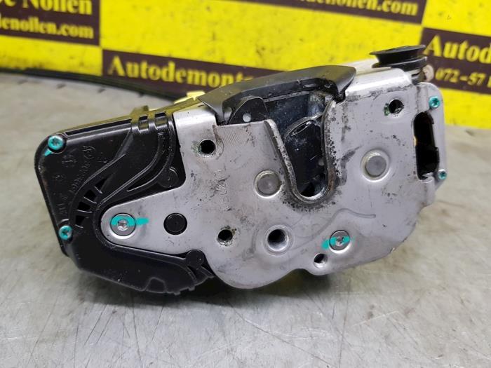 Deurslot Mechaniek 4Deurs links-achter van een Opel Insignia Country Tourer 2.0 CDTI 16V 130 ecoFLEX 2010