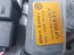 Gebruikte Ruitmechaniek 4Deurs rechts-achter Volkswagen Bora (1J2) 1.6 Prijs € 40,00 Margeregeling aangeboden door de Nollen autorecycling