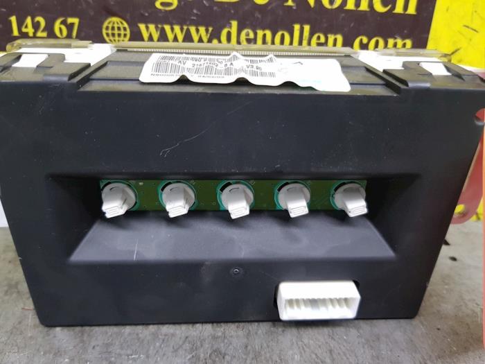 Gebruikte Display Interieur Nissan Almera (N16) 1.8 16V Prijs € 54,00 Margeregeling aangeboden door autodemontage denollen
