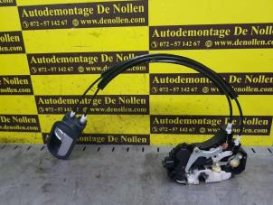 Gebruikte Portierslot Mechaniek 4Deurs rechts-voor Mitsubishi Colt (Z2/Z3) 1.3 16V Prijs € 50,00 Margeregeling aangeboden door de Nollen autorecycling