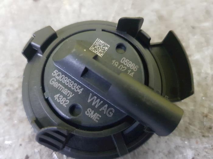 Gebruikte Sensor Airbag Volkswagen Golf VII (AUA) 1.2 TSI 16V Prijs € 14,00 Margeregeling aangeboden door autodemontage denollen