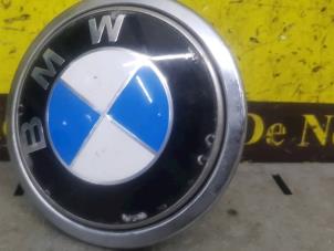Gebruikte Achterklep Handgreep BMW 1 serie (E81) 116i 1.6 16V Prijs € 35,09 Inclusief btw aangeboden door de Nollen autorecycling