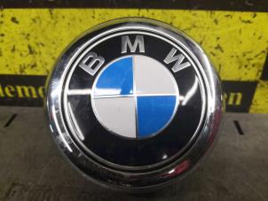 Gebruikte Achterklep Handgreep BMW 1 serie (F21) 118i 1.5 TwinPower 12V Prijs € 60,50 Inclusief btw aangeboden door de Nollen autorecycling