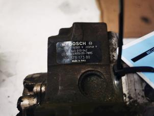 Gebruikte Steun dieselpomp Peugeot 206 (2A/C/H/J/S) 1.4 HDi Prijs € 125,00 Margeregeling aangeboden door de Nollen autorecycling