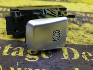 Gebruikte Handrem schakelaar Mercedes C Estate (S205) C-220 CDI BlueTEC, C-220 d 2.2 16V Prijs € 40,00 Margeregeling aangeboden door de Nollen autorecycling