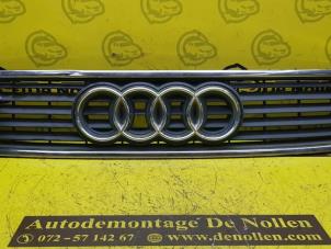 Gebruikte Grille Audi A4 (B5) 2.6 E V6 Prijs € 35,00 Margeregeling aangeboden door de Nollen autorecycling