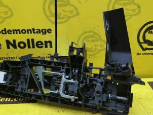 Gebruikte Deurgreep 4Deurs links-voor Mercedes A (177.0) 2.0 A-200d Prijs op aanvraag aangeboden door de Nollen autorecycling