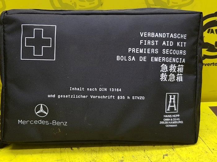 EHBO kit van een Mercedes-Benz A (177.0) 2.0 A-200d 2019