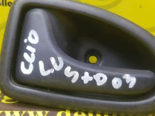 Gebruikte Handgreep Renault Clio II (BB/CB) 1.2 16V Prijs € 7,50 Margeregeling aangeboden door de Nollen autorecycling