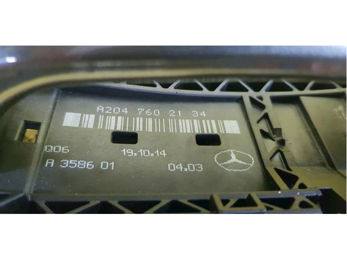 Portiergreep 4Deurs links-voor van een Mercedes-Benz E (W212) E-220 CDI 16V BlueTEC 2014