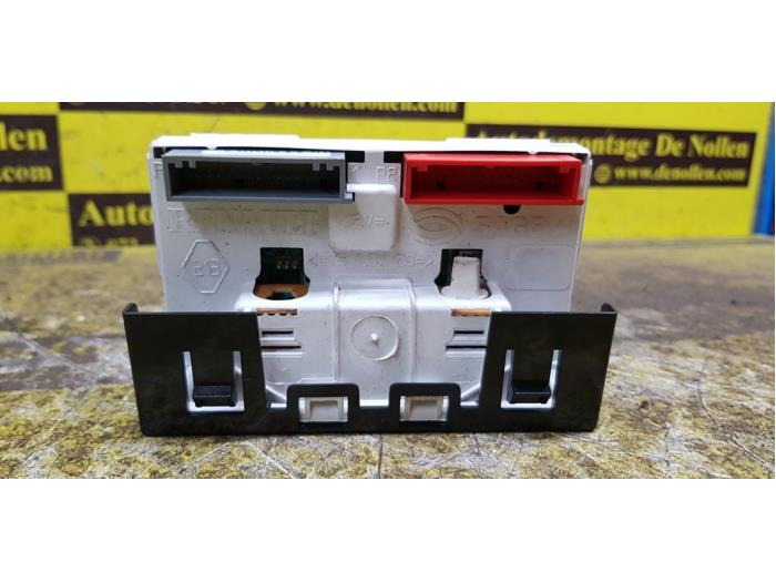 Gebruikte Display Interieur Renault Clio II (BB/CB) 1.2 Prijs € 30,00 Margeregeling aangeboden door autodemontage denollen