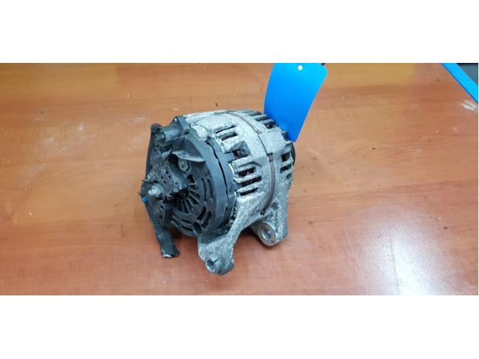Alternator van een Fiat Stilo (192A/B) 1.6 16V 3-Drs. 2004
