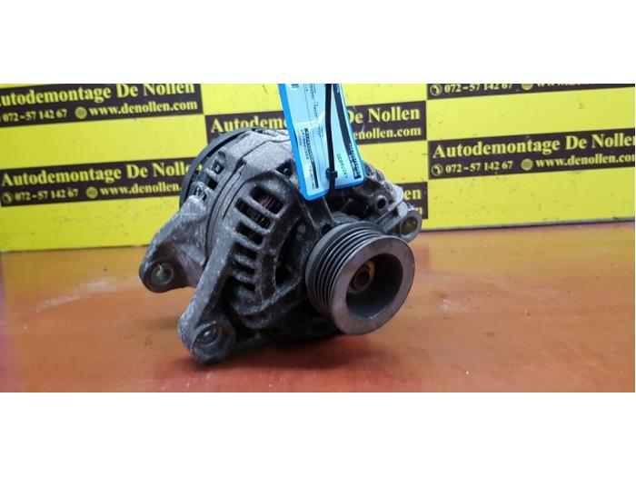 Alternator van een Fiat Stilo (192A/B) 1.6 16V 3-Drs. 2004