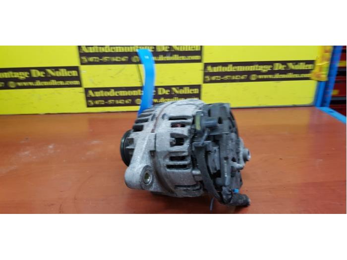 Alternator van een Fiat Stilo (192A/B) 1.6 16V 3-Drs. 2004