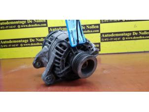 Alternator van een Fiat Stilo (192A/B) 1.6 16V 3-Drs. 2004