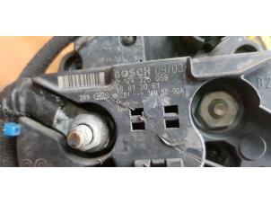 Alternator van een Fiat Stilo (192A/B) 1.6 16V 3-Drs. 2004