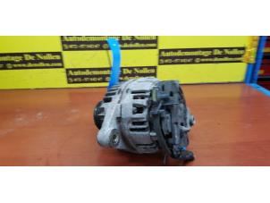 Alternator van een Fiat Stilo (192A/B) 1.6 16V 3-Drs. 2004