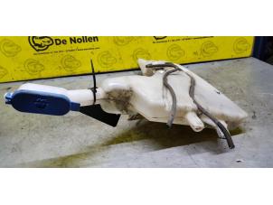 Gebruikte Ruitensproeiertank voor Mini Mini Cooper S (R53) 1.6 16V Prijs € 40,00 Margeregeling aangeboden door de Nollen autorecycling