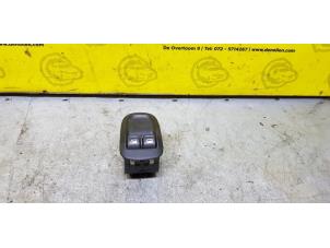 Gebruikte Ruit schakelaar elektrisch Mercedes 206 Prijs € 30,00 Margeregeling aangeboden door de Nollen autorecycling