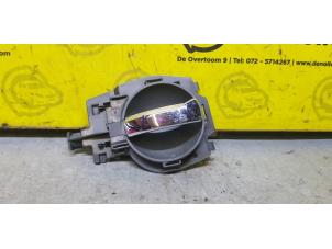 Gebruikte Deurgreep 2Deurs links Citroen C2 (JM) Prijs € 15,00 Margeregeling aangeboden door de Nollen autorecycling