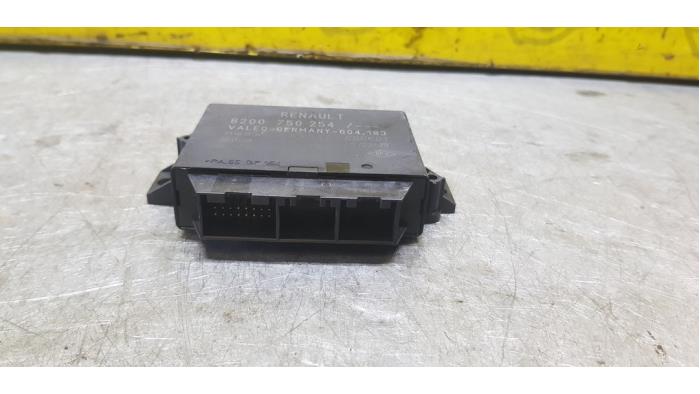 Gebruikte Module PDC Renault Clio III (BR/CR) Prijs € 72,60 Inclusief btw aangeboden door autodemontage denollen